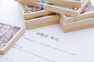 「建設業退職金共済」という制度をご存じでしょうか？ 「建退共(けんたいきょう)」とも呼ばれるこの制度は、建設業で働く人のために国が作った退職金共済。 電気工事士はもちろん、大工・鳶・配管工など建設業界で働く方なら、元請け・下請け・会社規模などを問わず加入することができます。