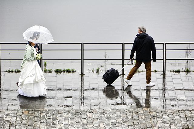 5. 雨の結婚式は縁起がいいと言われる由縁について